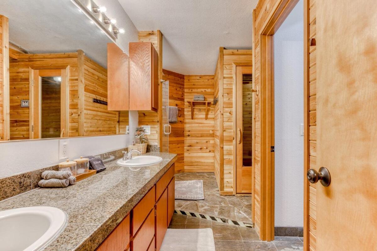 Great Blue Lodge - Spacious Ski Lodge, Hot Tub, Sauna, Game Room & More Government Camp Eksteriør billede