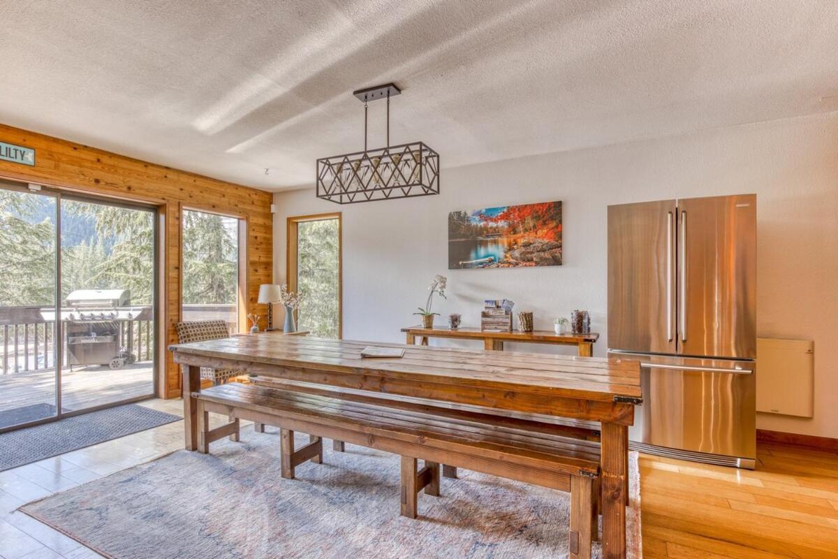 Great Blue Lodge - Spacious Ski Lodge, Hot Tub, Sauna, Game Room & More Government Camp Eksteriør billede