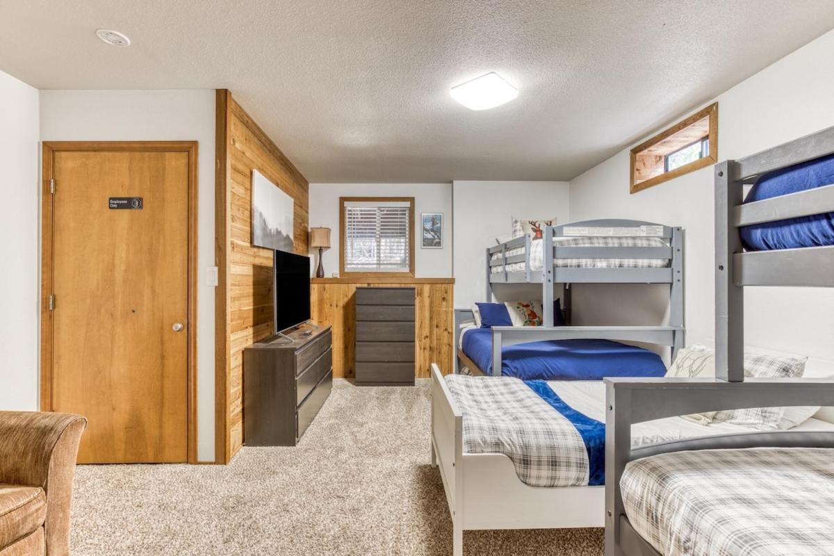 Great Blue Lodge - Spacious Ski Lodge, Hot Tub, Sauna, Game Room & More Government Camp Eksteriør billede